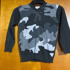 EUC The Children’s place size S 5-6. Gray camo sweater